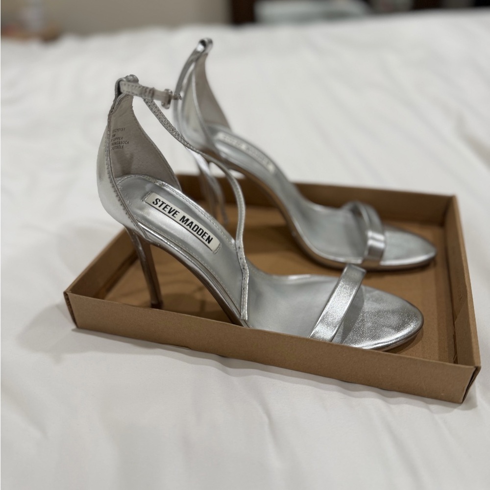 “Tecy” Silver Leather Sandal Heel